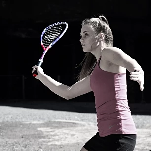 Michaela Čepová z rakietą do squasha Tecnifibre Carboflex X-Speed 125 NS